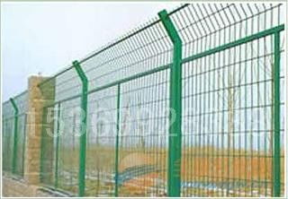 國標框架護欄網 金屬聚乙烯浸塑框架護欄網的專業解析