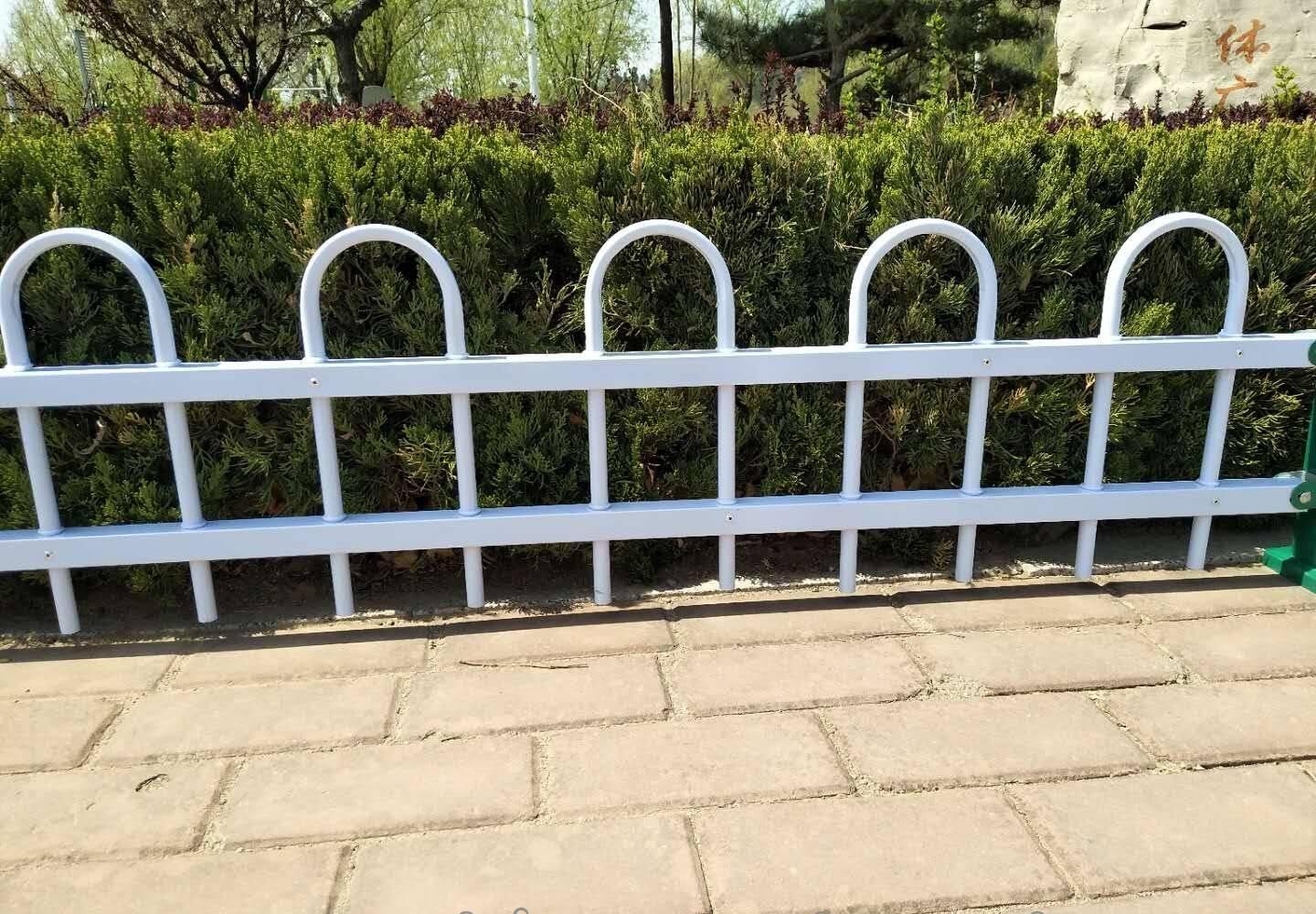 河北省保定市道路綠化帶鋅鋼草坪護欄 工廠直銷，品質與實惠的完美結合